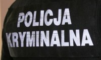 tył koszulki t-shirt koloru czarnego z napisem: ,,policja kryminalna&quot;